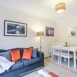 High Wycombe 4 Bedroom House Sleeps 8 Parking - By Roost Accommodation