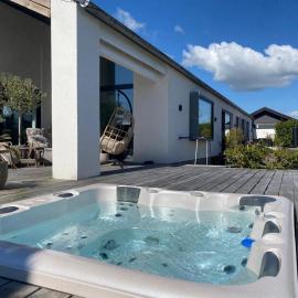 Villa med jacuzzi, hotel em Hørning