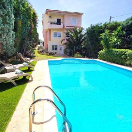 Luxury villa El Verano with private pool, hotel in Kalívia Thorikoú