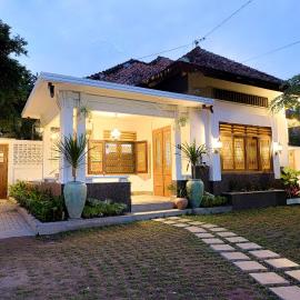 Entire Heritage Villa Family friendly in the Center of Yogya with Swimming Pool - Up to 9 people, hotelli kohteessa Yogyakarta