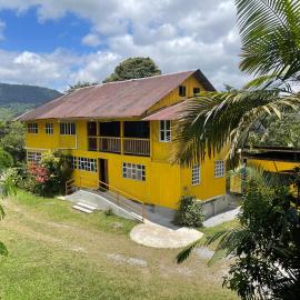 Hda San Vicente Yellow House Trails & Lodge，明多的飯店