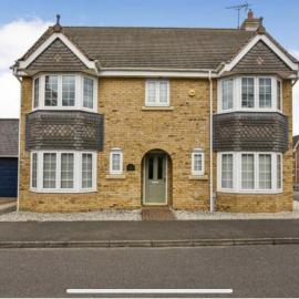 Large detached home in Stamford, hotel in Casterton