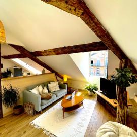 Nid douillet sous les toits avec jacuzzi, hotel in Bagnères-de-Bigorre