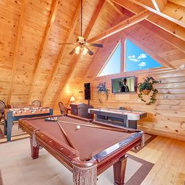The Wolfs Den by Venture Smoky Mountains, hotell i Sevierville