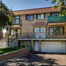 Spacious 4-Bdr Retreat in Charming Ste-Rose, Laval، فندق في لافال