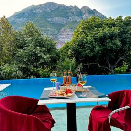 Domus Komanesse - Guest Houses، فندق في Koman