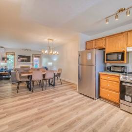 Bow Valley Chalets-Entire 2 King Bedrooms townhouse, hotel di Canmore