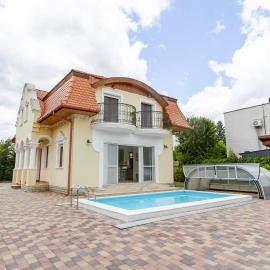 Golden Bridge Deluxe Home - 4BR, terrace, bar, privat pool, grill, hotel v Balatonfüredu