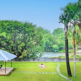 Dhamni में, होटल SaffronStays Nilaya by the River - 3BR riverside villa with private pool, bonfire, BBQ & river views