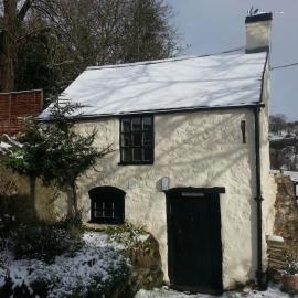 The Bothy, wood fired hot tub, luxury spa bathroom, Hotel in St Asaph
