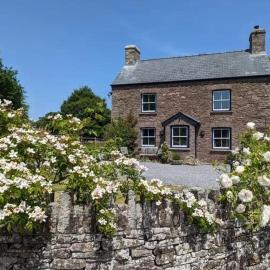 16th Century House, Castle Views, Mountain Views, Hot Tub, Firepit, Stunning Interiors