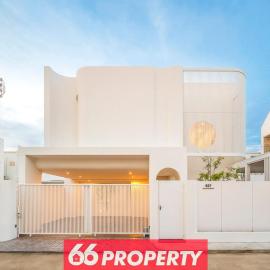 Modern 4 BR Home - Walk to Shopping and Supermarket