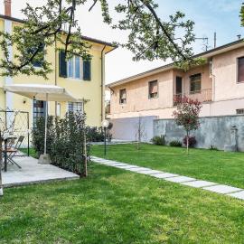 Zibaldone Family Villa with Garden and 2 Parking Spaces, hotell i Lucca