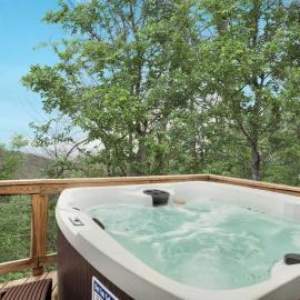 Valley Views Hot Tub Deck Screened Porch & WiFi โรงแรมในHedgesville