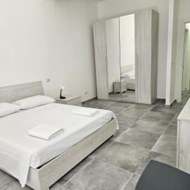 Turishome, hotel Locriban