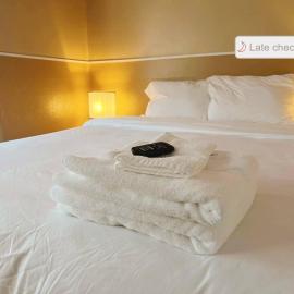 Puro Cuarto | Room 10 min Downtown, 15 to Airport, hotel in Cleveland