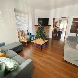 Deux Private Room 11 mins to Downtown & 15 minutes to Cleveland Airport, hotel in Cleveland