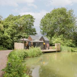 Maple Lodge at Bridge Lake Farm & Fishery, hotel in Banbury