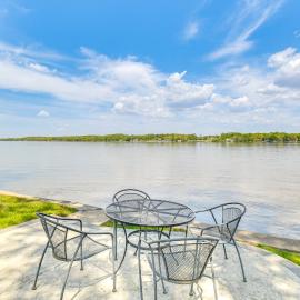 Steps to Mississippi River: Cozy Hot Tub Haven!, hotel in Le Claire