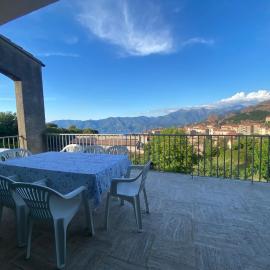 Spacieuse villa avec vue exceptionnelle, hotel in Piana