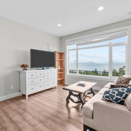 Nanaimo 2BR Oceanview Suite w/ Kitchen & Laundry