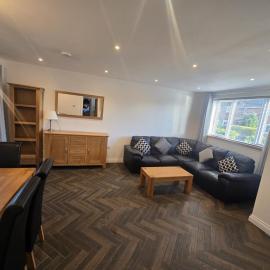 Modernised 3 Bed House, Hotel in Wrexham