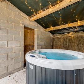 Central Malham Wellbeing Escape, 1-bed cottage with yoga studio & new superfast WiFi, hotel v mestu Malham