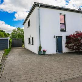 Glückshälfte - Moderne Haushälfte - XXL-Parkplatz, WLAN & Garten nahe Trier & Luxemburg