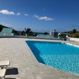 Beautiful F2 in a blue beach residence, hotel v destinaci Oyster Pond