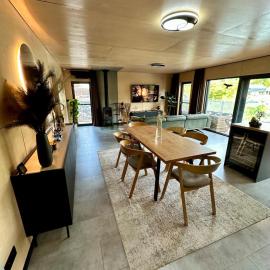 Houseboat with touch of luxury – hotel w mieście Jarovce