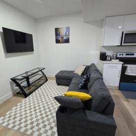 Amazing 2-bedroom house with WiFi in Edmonton, hotell i Edmonton