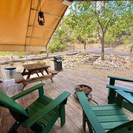 Glamping Tent #4 with Heat AC and Private Bath, hotel u gradu 'Orderville'