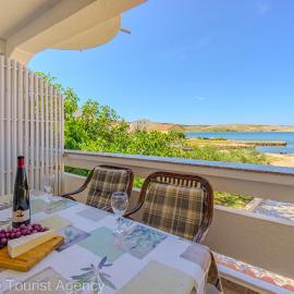 Rajka Beachfront Cozy Retreat, hotel di Kustići