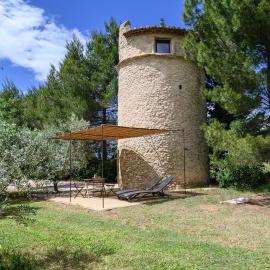 Gîte de charme face au Luberon, avec Jacuzzi, hotell sihtkohas Oppède