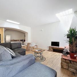 Immeuble complet climatisé, 24 couchages, centre ville, proche A75
