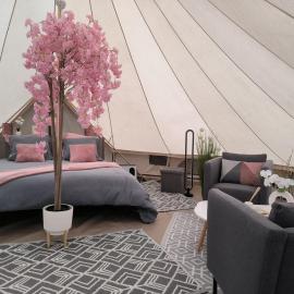 lodge romantique "plein champ" et son jacuzzi privatif, hotel in Lapalisse