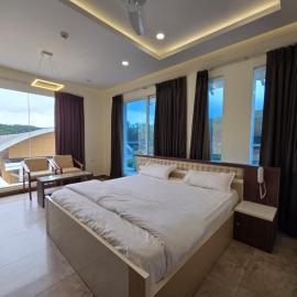 PetRose Business Hotel, hotel di Kadayirippu