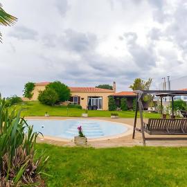 4 bedroom Luxury Villa with Swimming Pool and Lush Gardens Close to City & Beach، فندق في أليكساندروبولي
