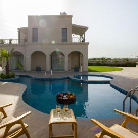 Villa Fiorita Stunning Mediterranean-Style 3 BHK Villa With Outdoor Pool, Bar & Hill Views, Hotel in Jaipur