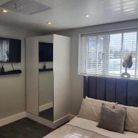 Trendy Studio With A Private Garden, hotel in Chatham
