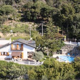 Swiss style villa near Barcelona 10min to beach, hotel in Sant Cebrià de Vallalta