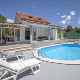 Villa Baras garden - house with pool, מלון בMirce