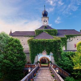 TAUROA Schloss Gabelhofen, готель у місті Фонсдорф