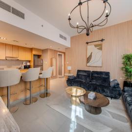 1BR Poolview Home - Sleeps 4 - 2WCs - Workstation, hotel in Sharjah Intl