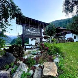 Hotel Biancaneve, hotel em Cogolo