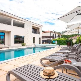 VSG Resort - Indoor & Outdoor Pools, Sauna, 200m to Beach, hotel a Klimno