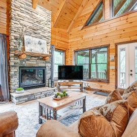15 Mi to Hocking Hills: Secluded Cabin w/ Hot Tub – hotel w mieście Logan