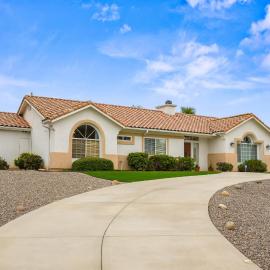 Explore Ramona's Vineyards: Tranquil Home w/ Yard, hotel Ramonában