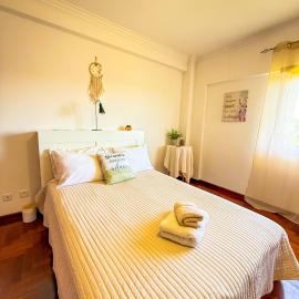 Superhost Stay Garden View Double Room near Lisbon and Beaches, hotel u gradu Corroios