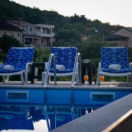 Apartments with a swimming pool in the Dalmatian Hinterland, hótel í Imotski